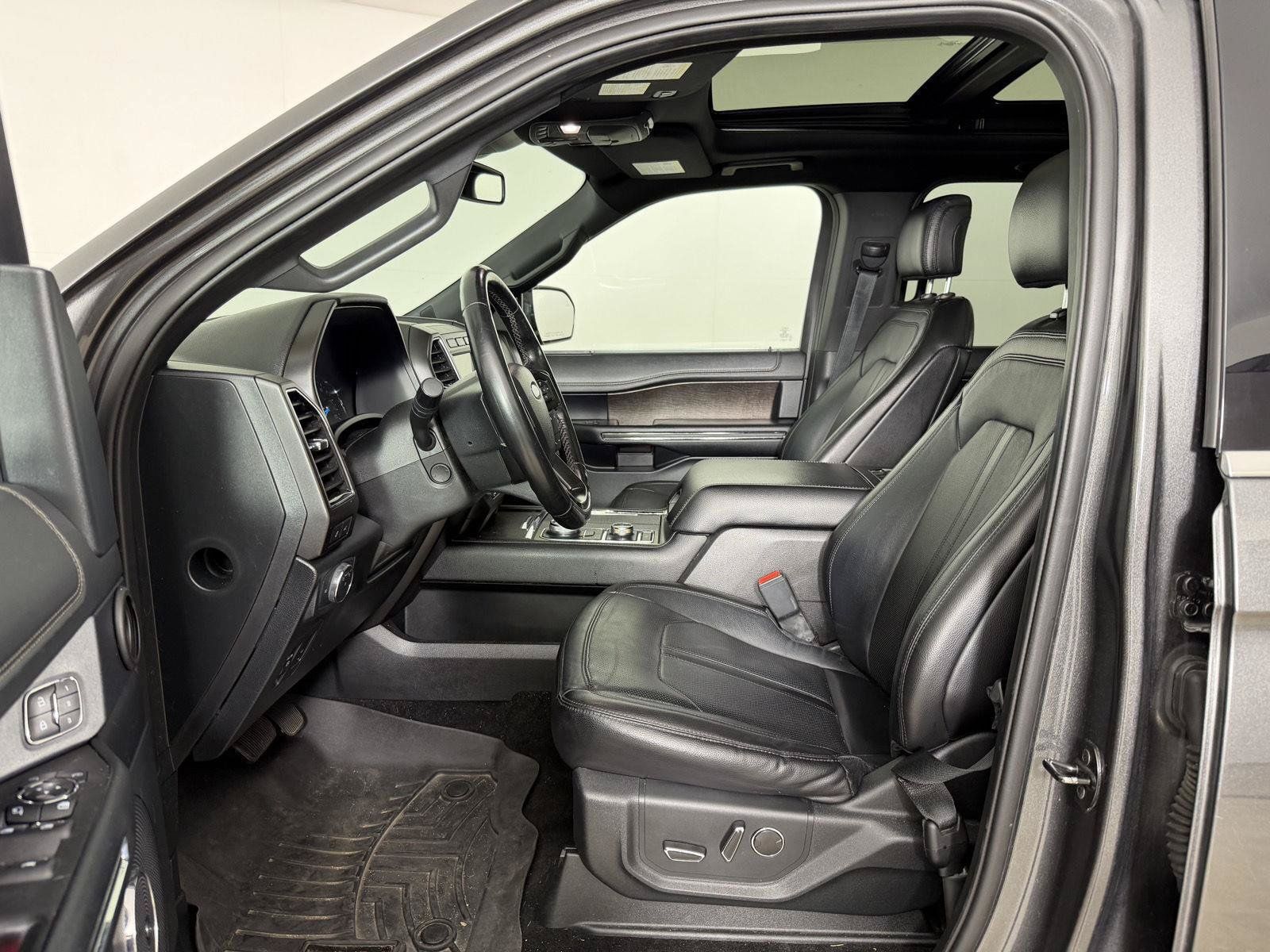 Used 2019 Ford Expedition Limited w/ Equipment Group 301A AWD/4WD image 2