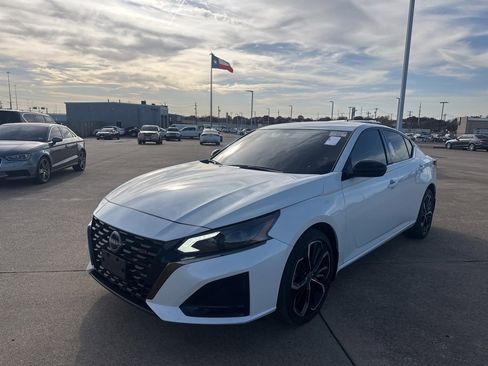 Certified 2023 Nissan Altima 2.5 SR image 3