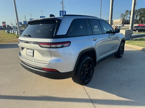 Used 2024 Jeep Grand Cherokee Altitude RWD image 8