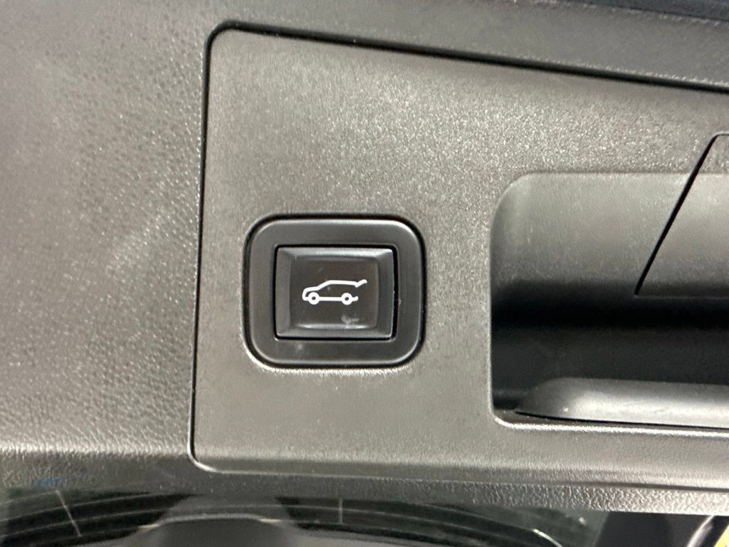 Used 2023 Cadillac XT4 Luxury w/ Cold Weather Package AWD/4WD image 11