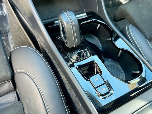 Used 2021 Volvo XC40 T4 R-Design image 17