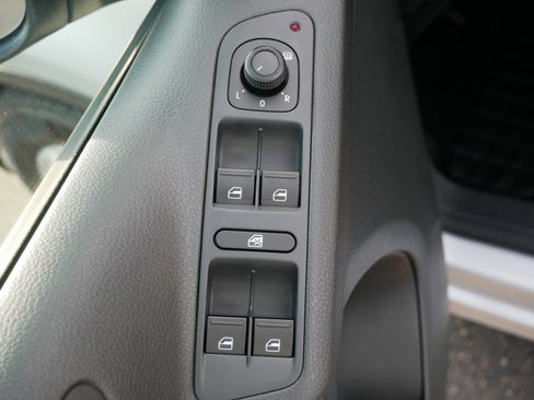 Used 2016 Volkswagen Tiguan S image 19