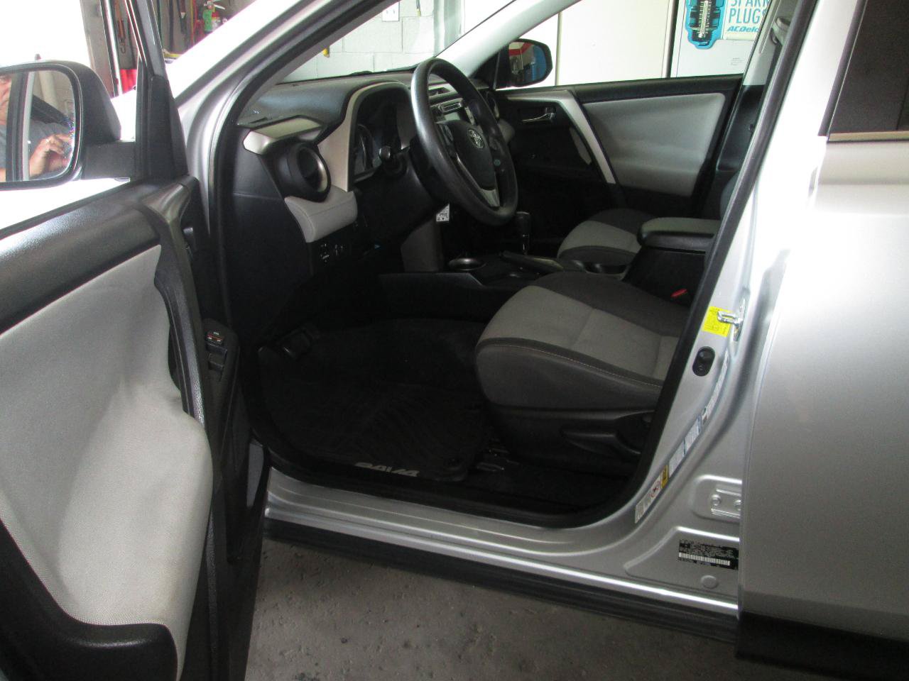 Used 2014 Toyota RAV4 XLE AWD/4WD image 4