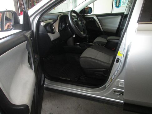 Used 2014 Toyota RAV4 XLE AWD/4WD image 4