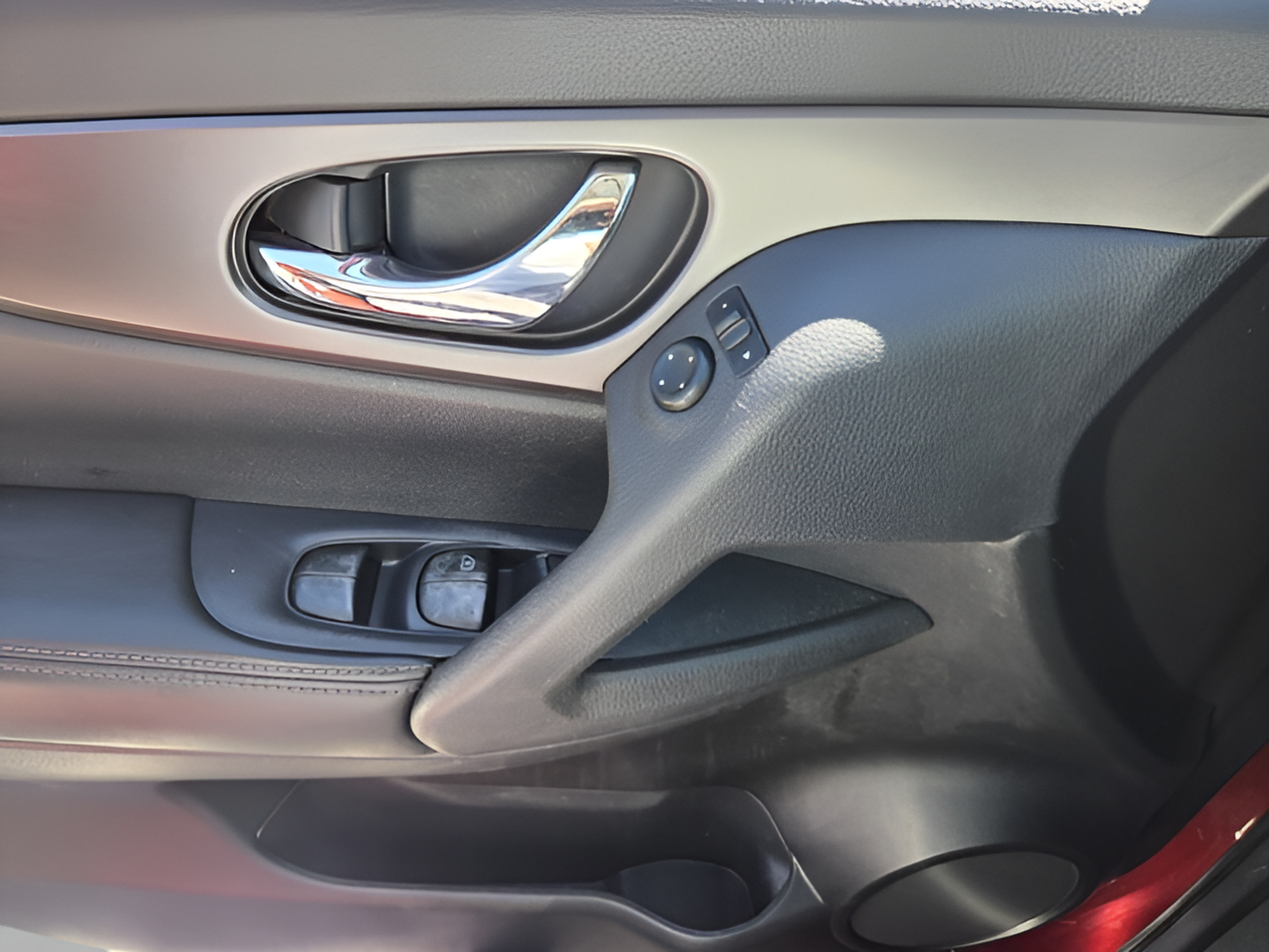 Used 2014 Nissan Rogue S FWD image 23