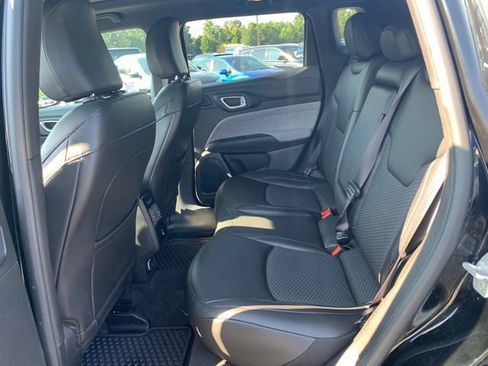 Used 2025 Jeep Compass Latitude w/ Sun & Sound Group AWD/4WD image 19