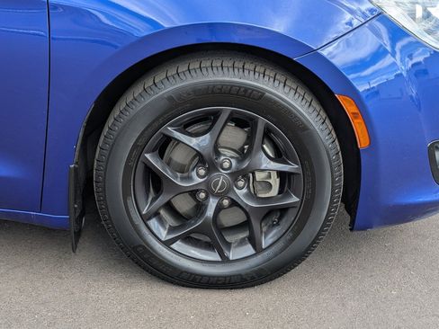 Used 2019 Chrysler Pacifica Touring-L w/ S Appearance Package FWD image 8