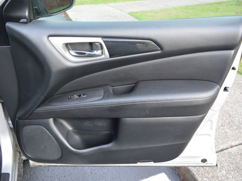 Used 2019 Nissan Pathfinder SV image 18