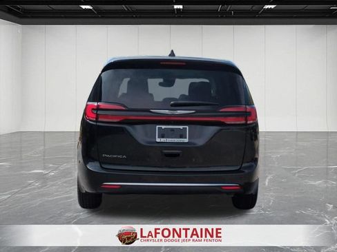 Used 2023 Chrysler Pacifica Touring-L FWD image 4