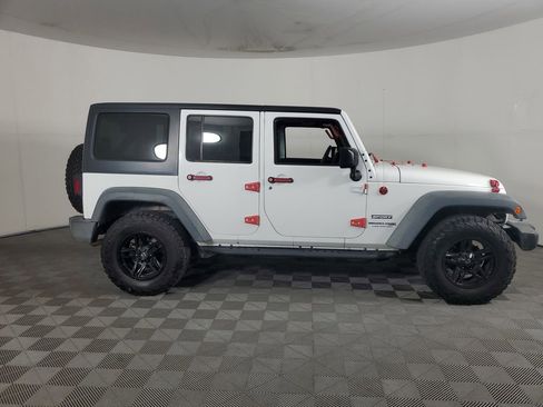 Used 2018 Jeep Wrangler Unlimited Sport S AWD/4WD image 3