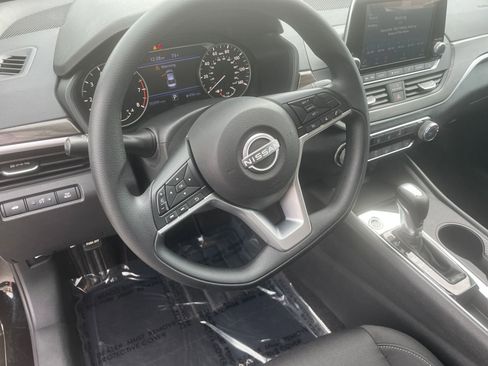 Used 2025 Nissan Altima 2.5 SV FWD image 28