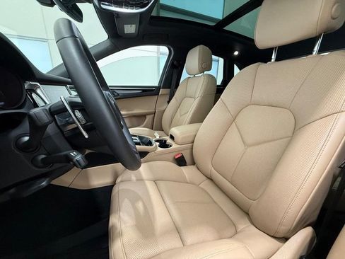 Certified 2025 Porsche Macan AWD/4WD image 5