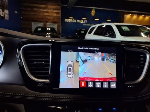 Used 2026 Chrysler Pacifica Select FWD image 25