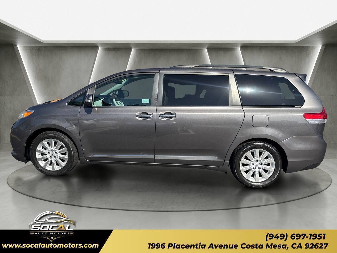 Used 2013 Toyota Sienna Limited w/ Premium Pkg FWD image 2