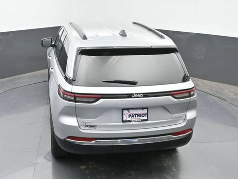 Used 2025 Jeep Grand Cherokee Laredo AWD/4WD image 38