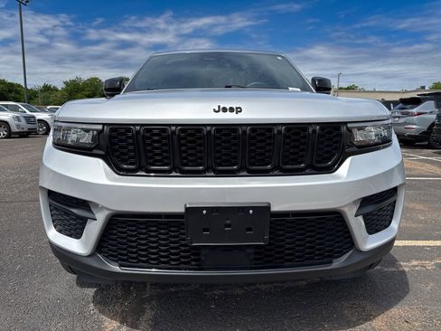 Used 2023 Jeep Grand Cherokee Altitude RWD image 2