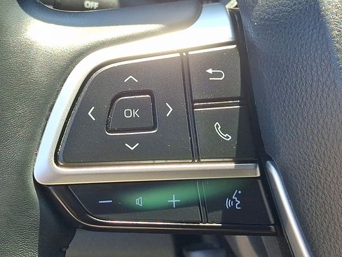 Used 2024 Toyota Highlander LE AWD/4WD image 21