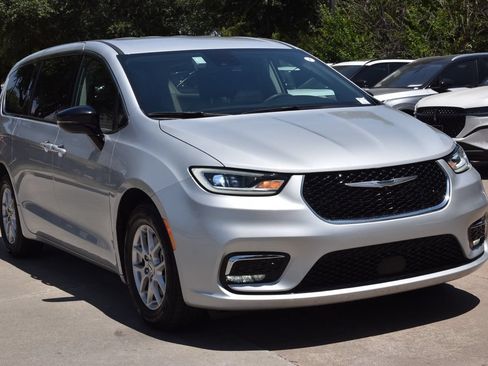 Used 2024 Chrysler Pacifica Touring-L FWD image 4