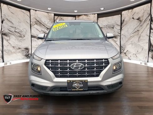 Used 2024 Hyundai Venue SEL FWD image 3