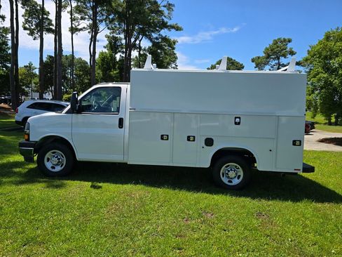 New 2025 Chevrolet Express 3500 w/ Power Convenience Package RWD image 7