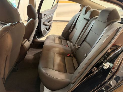 Used 2025 Nissan Altima 2.5 SV FWD image 38