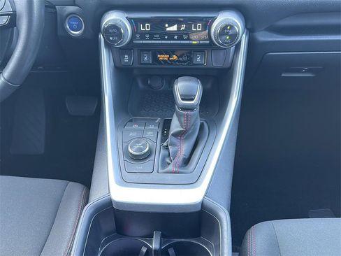 Used 2022 Toyota RAV4 SE image 11