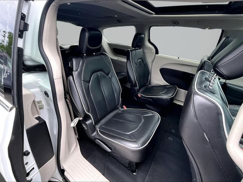 Used 2023 Chrysler Pacifica Limited FWD image 23