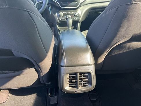 Used 2019 Jeep Cherokee Latitude w/ Popular Appearance Group FWD image 15