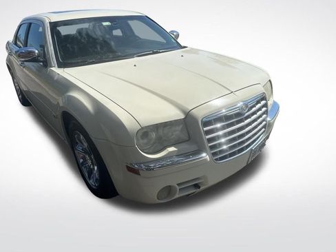Used 2006 Chrysler 300 C w/ Navigation & Sound Group II RWD image 25
