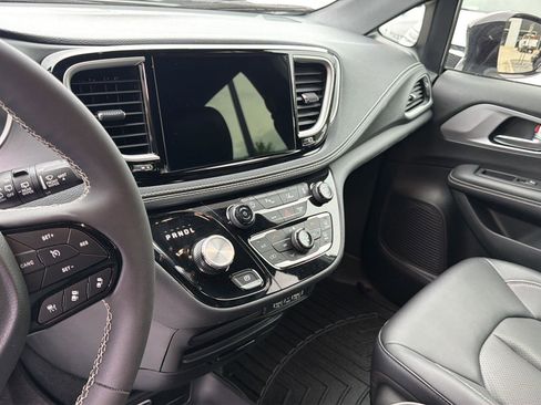 Used 2024 Chrysler Pacifica Touring-L w/ S Appearance Package FWD image 15