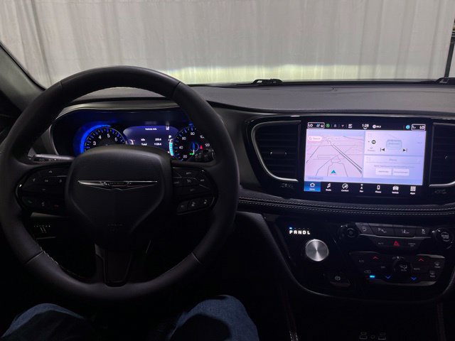 Used 2025 Chrysler Pacifica Limited FWD image 23