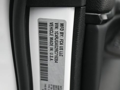 Used 2024 Jeep Grand Cherokee Altitude RWD image 17