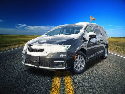 Certified 2024 Chrysler Pacifica Touring-L image 32