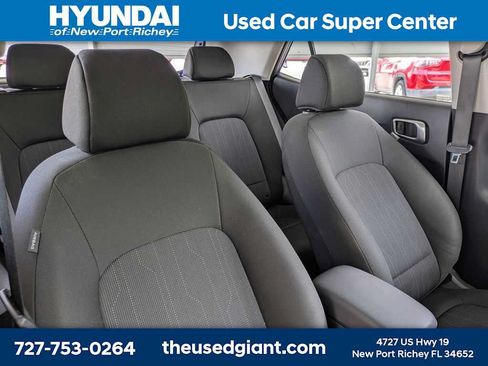 Certified 2025 Hyundai Venue SE FWD image 6