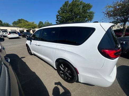 Used 2024 Chrysler Pacifica Limited w/ Uconnect Theater Family Group FWD image 6