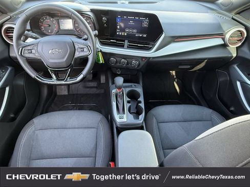 Used 2025 Chevrolet Trax RS w/ Sunroof Package FWD image 11