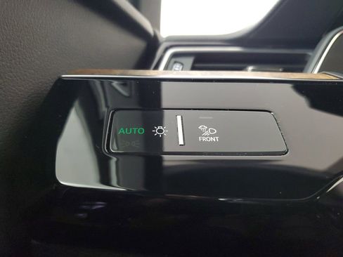 Used 2023 Audi e-tron Premium Plus w/ Premium Plus Package AWD/4WD image 35