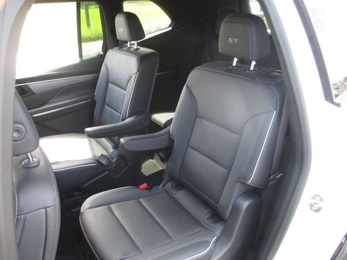 Used 2025 Buick Enclave Sport Touring FWD image 23