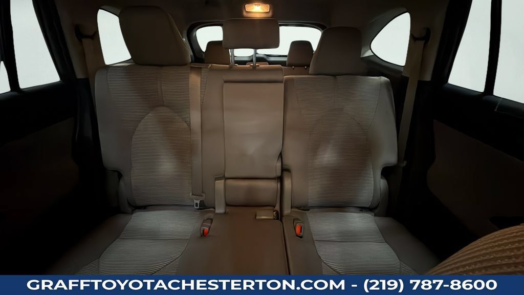 Used 2022 Toyota Highlander LE AWD/4WD image 24