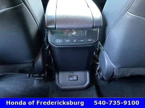 Used 2022 Toyota Highlander XLE AWD/4WD image 43