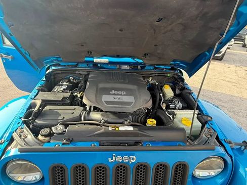 Used 2015 Jeep Wrangler Unlimited Sahara w/ Connectivity Group AWD/4WD image 9