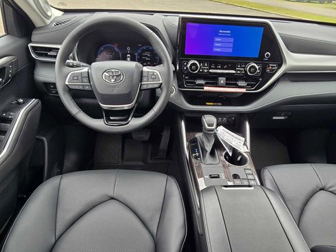 New 2026 Toyota Highlander Platinum image 22