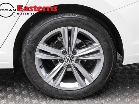 Used 2023 Volkswagen Jetta SE w/ Panoramic Sunroof Package image 10