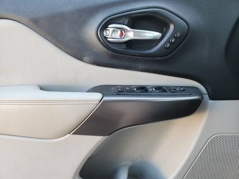 Used 2019 Jeep Cherokee Limited FWD image 20