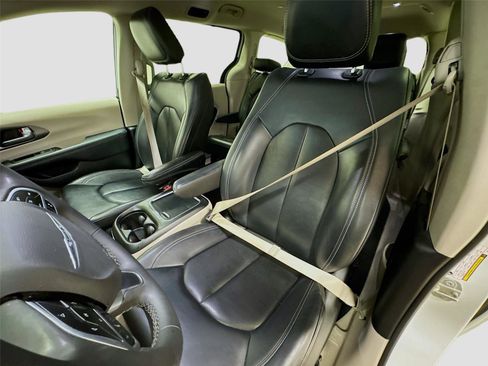 Used 2023 Chrysler Pacifica Touring-L image 20