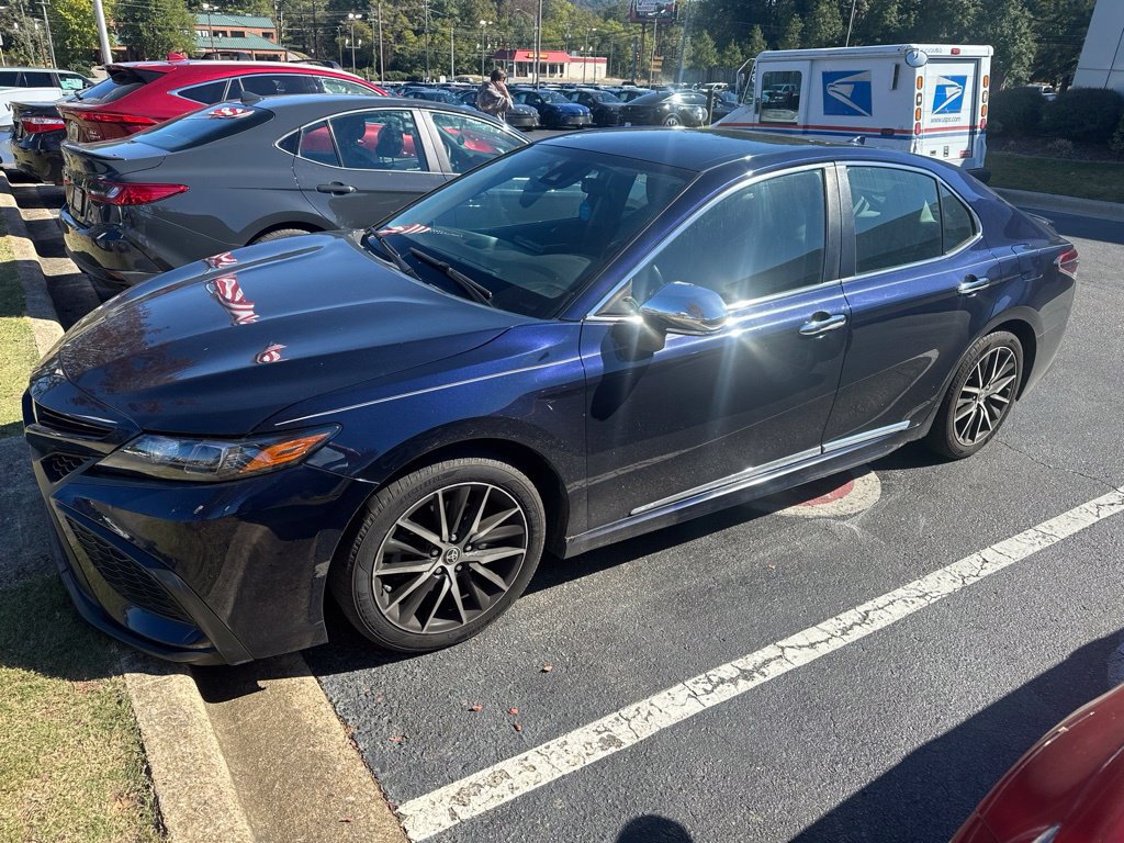 Used 2022 Toyota Camry SE FWD image 1