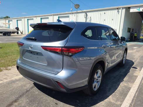 Used 2021 Toyota Highlander LE image 6
