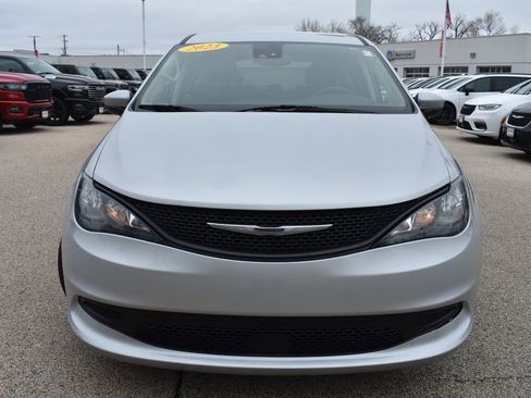 Used 2023 Chrysler Voyager LX image 11