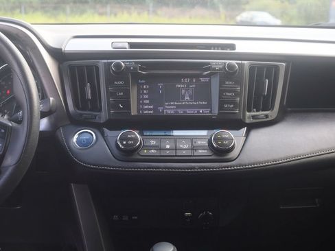 Used 2018 Toyota RAV4 LE AWD/4WD image 9