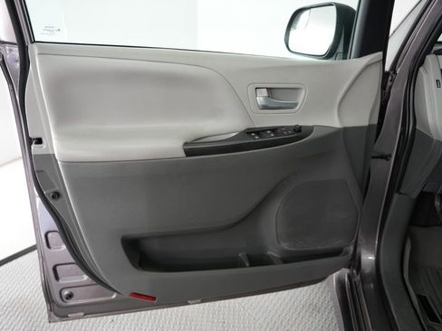 Used 2020 Toyota Sienna LE FWD image 39